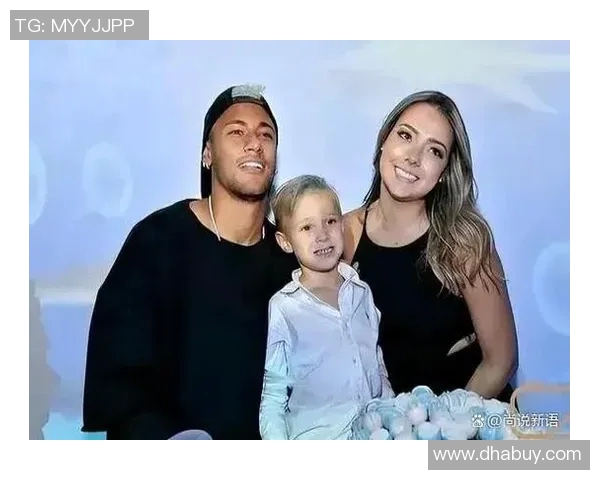 与足球明星同框合影的那位神秘明星究竟是谁呢